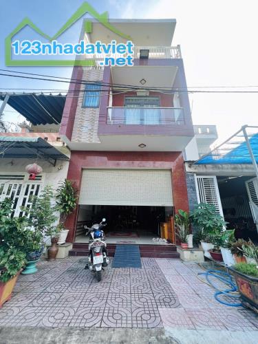 Nhà 2 lầu 1 tum diện tích 95m² riêng thổ cư 100% Gần Khu dân cư Tân Phong