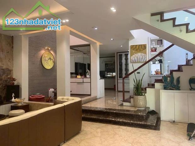 BÁN GẤP NHÀ PHỐ HOÀNG CẦU, PHÂN LÔ Ô TÔ TRÁNH_DT 120M2, 4 TẦNG, MT 18M, 35TỶ