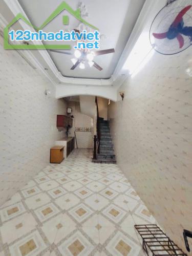 Cho thuê nhà ngõ 3 gác phố Thanh Nhàn - Hai Bà Trưng 30m x 5 tầng, 3N3VS giá 10 triệu