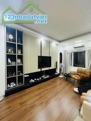 Bán Nhà 5 tầng quận ba đình 30m2 nhỉnh 7 tỷ đường văn cao ngõ gần ô tô - Vị trí đẹp chỉ cá