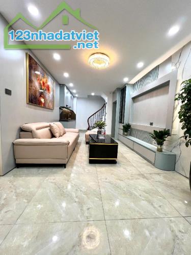 Bán nhà Định Công, Thanh Xuân; Ngõ thông. 28/33 m2; 4 tầng. Sổ đỏ. Giá 5.68 tỷ và còn nhà