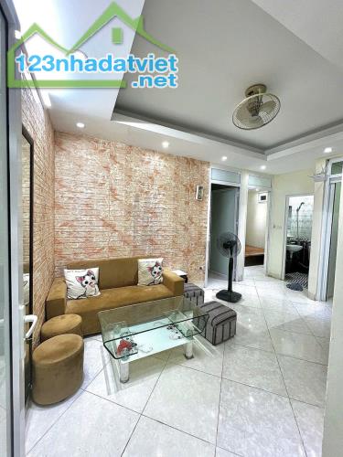 Bán chung cư phố Tây Sơn. Sổ đỏ; Dt: 52 m2, Giá 1.69 tỷ (giá chuẩn, thật) và còn nhà. - 1