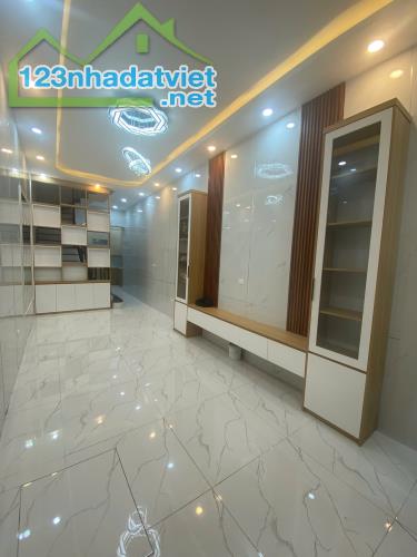 LƯƠNG ĐỊNH CỦA - ÔTÔ QUA NHÀ - 1 NHÀ RA PHỐ - KINH DOANH Ở SƯỚNG 43m2, 5tầng, giá 10.9tỷ