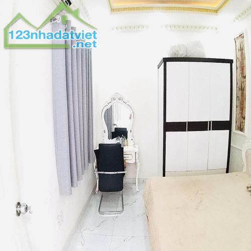 Bán nhà sổ hồng riêg_ Chỉ có 3 ty---_ đường Nguyễn Văn Bá, Quận Thủ Đức _ 2 tầng 2 pn 2 wc - 5