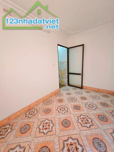 Nhà ngõ 302 Văn Cao giá rẻ, DT 33m 2.5 tầng, GIÁ 2 tỉ gần Cầu Rào - 2