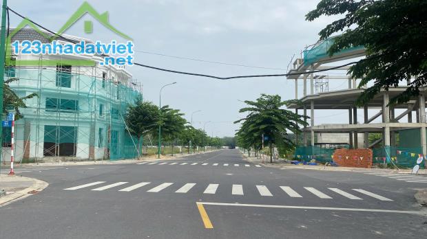 Nhà phố thương mại Hòa Lợi: Giá rẻ, pháp lý chuẩn, đầu tư là thắng!
Hoa Loi Commercial - 4