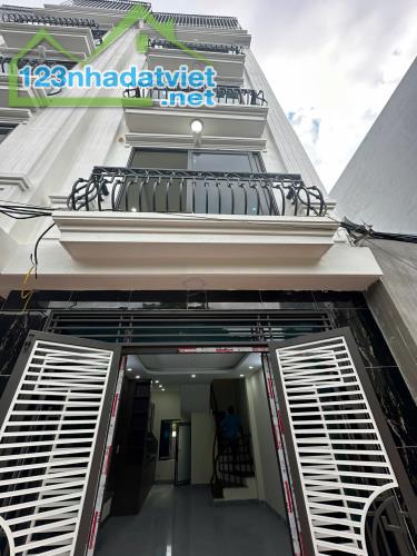 Bán nhà Biên Giang, ô tô lùi cửa. 5 tầng (30m2) giá chỉ 3.3 tỷ. 1km ra Ql6. Lh 0966929600