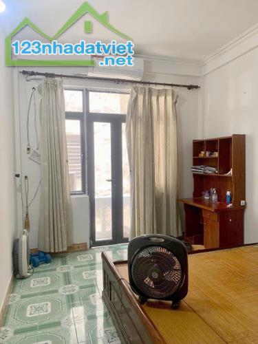 BÁN NHÀ KIM GIANG - 43M² - 4 TẦNG - 6.5 TỶ Thông tin nổi bật: Diện tích: 43m², nhà xây 4 t - 5