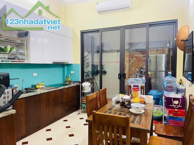 Bán nhà Cầu Giấy. Dt 79m*4T, Mt 4,2m, 24Tỷ. Gaza 7 chỗ, ngõ thông, nhà dân xây đẹp ở sướng - 3