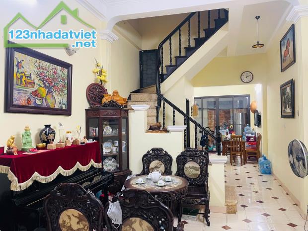 Bán nhà Cầu Giấy. Dt 79m*4T, Mt 4,2m, 24Tỷ. Gaza 7 chỗ, ngõ thông, nhà dân xây đẹp ở sướng