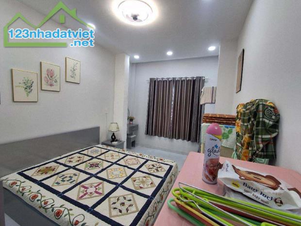 CHỊ LOAN ĐỔI NHÀ LỚN BÁN GẤP NHÀ ĐƯỜNG TẠ QUANG BỬU - DƯƠNG BÁ TRẠC - 35M2 - NHỈNH 4 T . Ỷ - 3