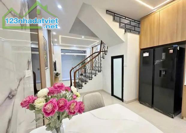 BÁN 🏡NHÀ ĐẸPTẠI TƯ ĐÌNH, LONG BIÊN – 5 TẦNG, NGÕ RỘNG, Ô TÔ ĐỖ CỔNG – GIÁ CHỈ NHỈNH 5 TỶ