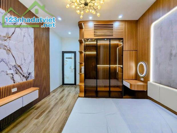 NHÀ gần ĐH BÁCH KINH XÂY 50m2 -PHÂN LÔ ÔTÔ TRÁNH, DỪNG ĐỖ VÀO NHÀ -THANG MÁY CHỜ -NHÀ ĐẸP - 2