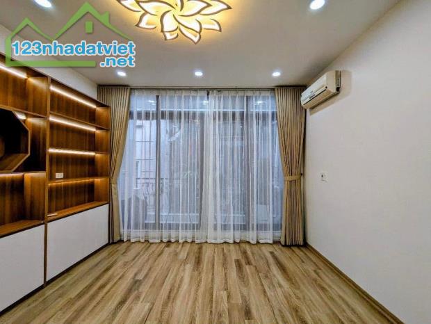 NHÀ gần ĐH BÁCH KINH XÂY 50m2 -PHÂN LÔ ÔTÔ TRÁNH, DỪNG ĐỖ VÀO NHÀ -THANG MÁY CHỜ -NHÀ ĐẸP - 4