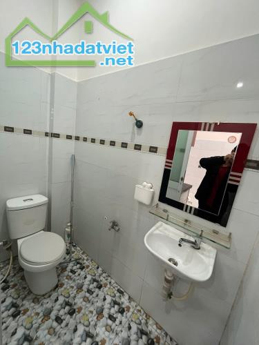 Bán nhà nguyên căn đường Nguyễn Xí Bình Thạnh 64m2 3PN3WC 2tỷ450.SHR, HXH.