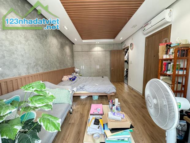 Nhà do KTS thiết kế mới đẹp, giáp Quận 1, Gần 70m2 ngang lớn 5m5 hẻm xe hơi đậu cửa 6m - 2