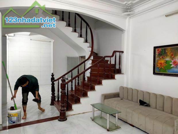 Bán Nhà! Đê La Thành,Ngõ Rộng,Gần Oto,DT: 38m2 x  5Tầng,MT:4m,Giá:7.3 tỷ Đống Đa