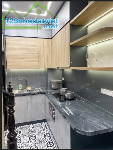 NGÕ CHỢ KHÂM THIÊN - ĐỐNG ĐA - DT30M2 X5T - MT 4M - 6 TỶ  - NỘI THẤT  ĐẸP MÊ LY - CHỦ XÂY - 3