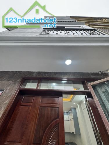 Mỗ Lao, Hà Đông. 38m2, 4 tầng nhà đẹp, giá chỉ 7.7 tỷ, gần ô tô