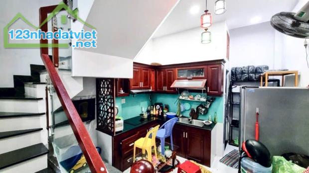 PHAN HUY ÍCH - SÁT MẶT TIỀN - HẺM Ô TÔ - GẦN 40M2 - 3 TẦNG BTCT - SỔ VUÔNG A4 - 4