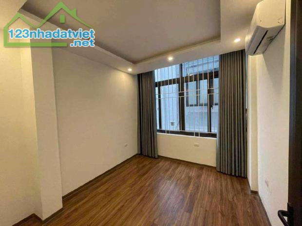 Bán nhà riêng Phố Vĩnh Hưng, ngõ 2 oto tránh,  ở ngay: 44m2, 3T, mt 5,7m. Sổ riêng - 2