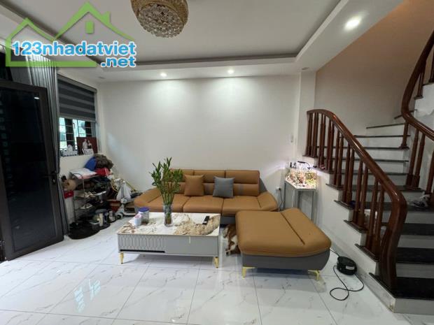 Nhà đẹp ở ngay Miêu Nha 35mx 5T, MT4.3m, Ô TÔ đỗ gần, ở sướng 5,1 tỷ