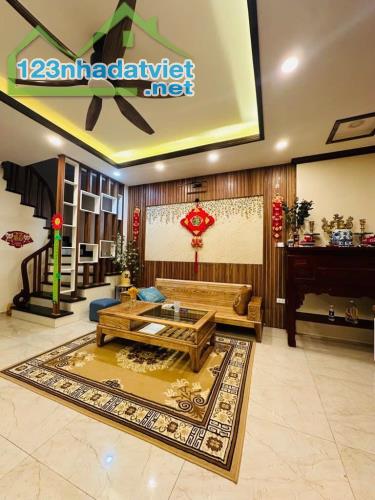 BÁN NHÀ HOÀNG HOA THÁM 40M2 - Ô TÔ ĐỖ CỔNG - GIÁ CHỈ 9 TỶ