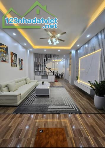 Văn Quán, lô góc, ô tô đỗ gần, full nội thất, nhà đẹp ở luôn 36m2, 5 tầng hơn 6 tỷ.