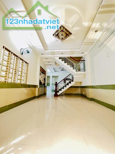 Bán nhà 3 tầng, đường TÔ Ký , HXH, ngay CVPM Quang Trung chỉ 5.5 tỷ - 1