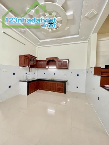 Bán nhà 3 tầng, đường TÔ Ký , HXH, ngay CVPM Quang Trung chỉ 5.5 tỷ - 3