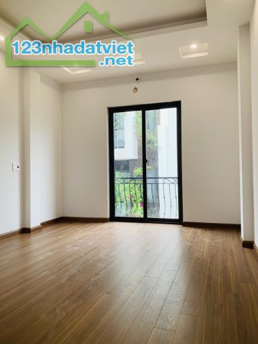 Bán nhà 40m2 gần Vành Đai 3.5. Mặt tiền rộng, kinh doanh tốt. Ôtô vào nhà. Giá nhỉnh 3tỷ - 2