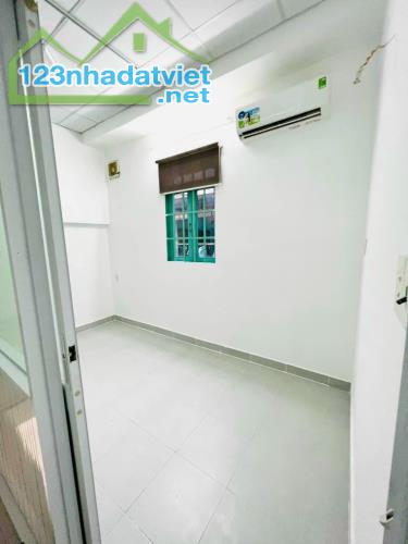 🌟🌟🌟GIÁP Q1 - NGUYỄN VĂN LẠC - DT 32M2 - DÂN TRÍ CAO - HẺM THÔNG CÁCH MẶT TIỀN 10M - CHỈ