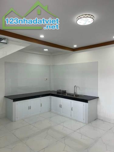 Bán nhanh nhà mới xây kiên cố, 3pn, 2 nhà vệ sinh. Nhà xây diện tích 150m2 kiên cố