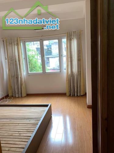 Bán nhà phố Hào Nam, gần phố, tiện kinh doanh ở ngay 5 tầng 37m2 giá 8.2 tỷ