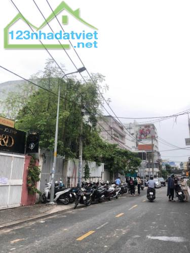 Bán gấp nhà biệt thự cấp 4, đường Trần Quý Khoách, P. Tân Định, Quận 1