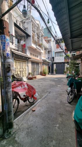 Nhà cấp 4 ngay công viên Làng Hoa, đường 6m, DT 5mx10m, giá 3,4 tỷ - 3