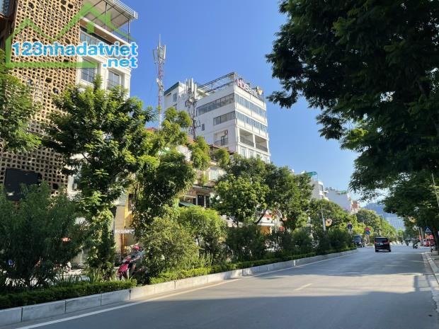 Bán nhà mặt phố Lạc Long Quân, Tây Hồ, vị trí đẹp, kinh doanh sầm uất, 195m2, giá 57 tỷ