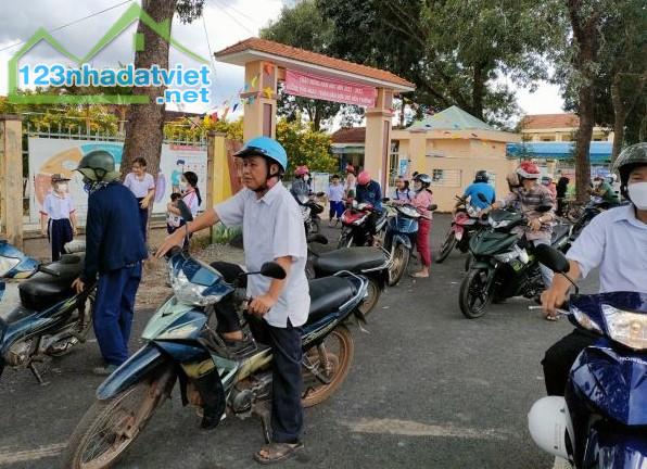 KẸT TIỀN XÂY NHÀ NÊN TÔI CẮT LỖ BÁN GẤP LÔ ĐẤT 301M2 Ở SAU LƯNG CHỢ VỚI GIÁ 260 TRIỆU SHR - 4