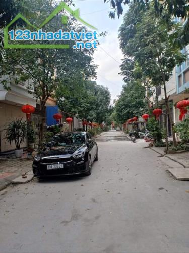 Nhà 4,5 tầng giá 4,5 tỷ Taxi tới cửa. 100m ra mặt phố Yên Lộ. Ngay sát KĐT Đô Nghĩa - 2