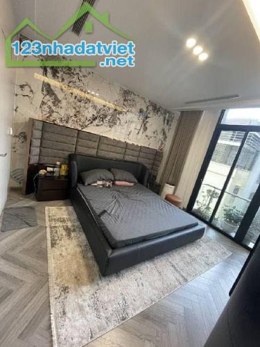 Nhà Đẹp ở ngay TT Cầu Giấy 40m x 6T, thang máy, mt 4,3m, lô góc, ngõ thông, gần ô tô 9,2tỷ