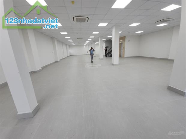 Cho thuê toà nhà 485 Phạm Văn Bạch, P15, Tân Bình, DT 2.500m2 - giá 300 triệu - 3