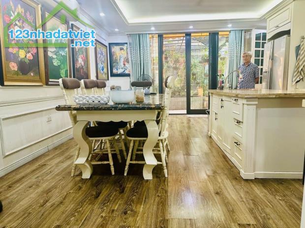 Biệt thự cổ phố Hoa Bằng, Cầu Giấy 135m MT8m 24 tỷ Vài Ô TÔ đỗ trước cửa Sổ Vuông ĐẦU TƯ - 2