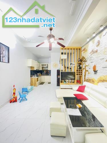 nhỉnh 3 tỷ có nhà Đại Mỗ, Nam Từ Liêm 34M 5 Tầng, 3P Ngủ, gần đường lớn ô tô