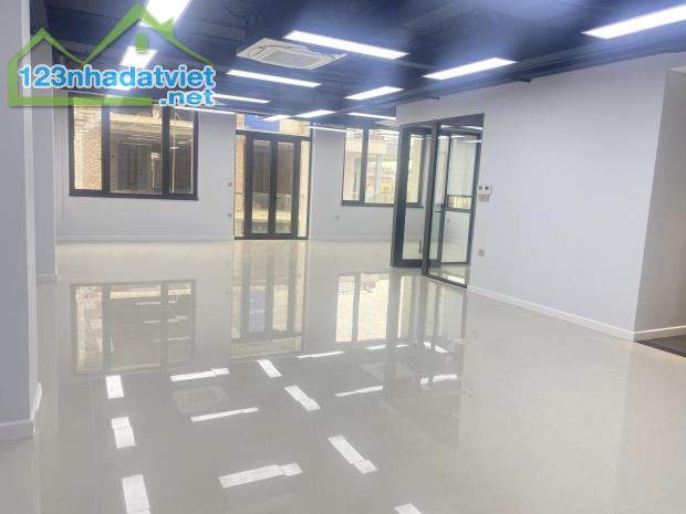 Bán tòa nhà văn phòng 8 tầng Nguyễn Xiển, 3 ô tô tránh, vỉa hè, có hầm, 170m2, MT 11m - 3