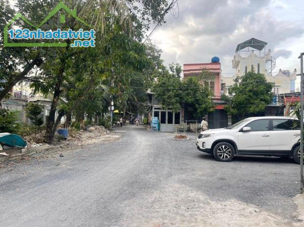 NHÀ 1/ Ô TÔ THẲNG 1 TRỤC - GẦN NGÃ TƯ GA QUẬN 12 - GẦN 100M2, NGANG 5M NỞ HẬU - SẴN DÒNG - 1