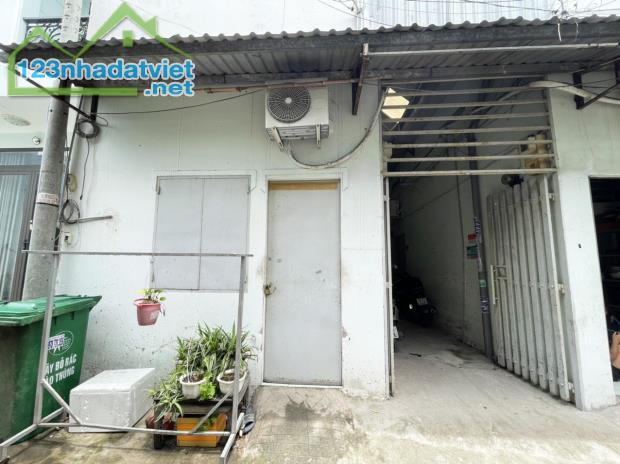 NHÀ 1/ Ô TÔ THẲNG 1 TRỤC - GẦN NGÃ TƯ GA QUẬN 12 - GẦN 100M2, NGANG 5M NỞ HẬU - SẴN DÒNG