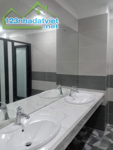 Cho thuê nhà Phố Khúc thừa dụ, cổng CV Cầu giấy 150m2x9T, mt 8m thông sàn làm Vp Spa