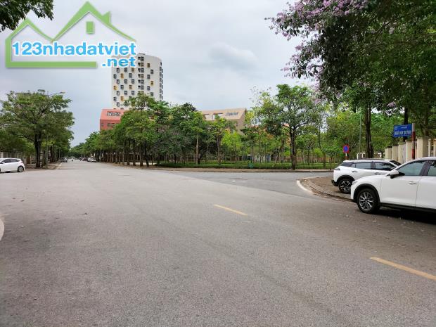 Chủ nhà cần bán căn biệt thự 200m2 xây 5 tầng với MT: 10m tại phố Ngô Huy Quỳnh, quận Long - 2