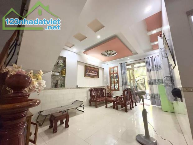 Bán Nhà 1 lầu 1 trệt  Sổ Riêng 100% thổ cư  cây xăng 26 KP11 phường Tân Phong - 2