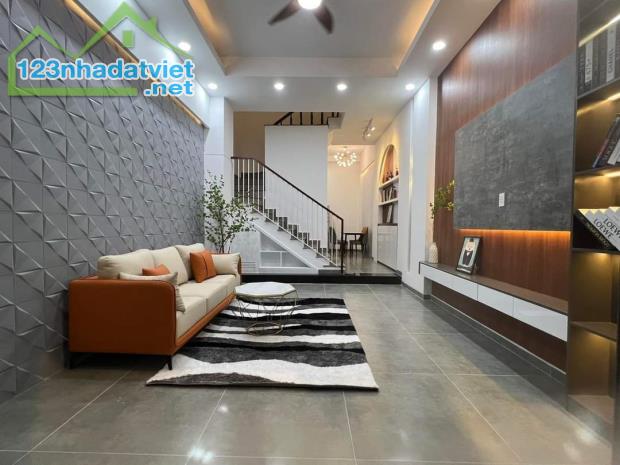 Chính chủ gửi bán gấp nhà Bàn Cờ, P.3, Quận 3. Giá 3tỷ550, hẻm 6m ô tô - 4